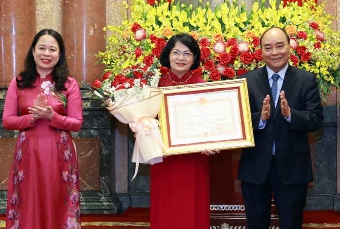 Bà Đặng Thị Ngọc Thịnh, nguyên Ủy viên Trung ương Đảng, nguyên Phó Chủ tịch nước nhận Huân chương Độc lập hạng Nhất. Ảnh: TTXVN