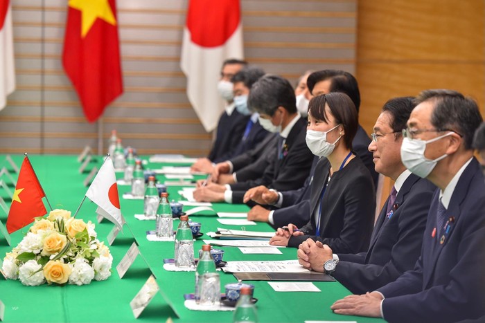 Thủ tướng Kishida Fumio nhiệt liệt chào mừng và đánh giá cao Thủ tướng Chính phủ Phạm Minh Chính thực hiện chuyến thăm chính thức Nhật Bản trên cương vị là khách quý đầu tiên của chính quyền mới Nhật Bản. Ảnh: VGP/Nhật Bắc