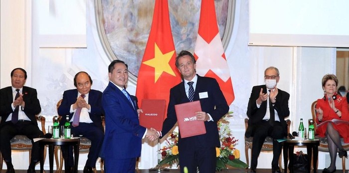 Ông Trần Anh Tuấn - Chủ tịch MSB và đại diện Ngân hàng Kaleido Thụy Sĩ trong lễ ký kết