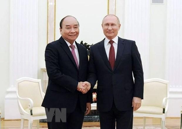 Tổng thống Nga Vladimir Putin đón Chủ tịch nước Nguyễn Xuân Phúc tại Moskva chiều 30/11/2021. (Ảnh: TTXVN)