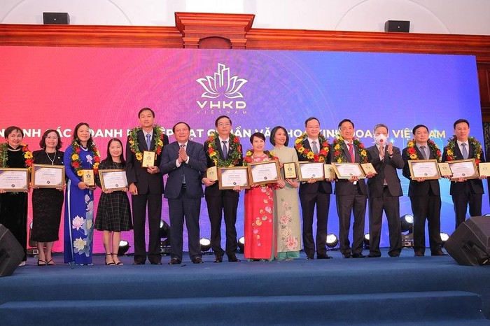 Petrovietnam được tôn vinh là “Doanh nghiệp đạt chuẩn văn hóa kinh doanh Việt Nam”.