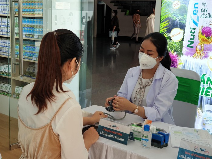 Khách hàng đến mua sắm tại Ngôi Nhà Dinh Dưỡng Nutifood bất ngờ vì được thăm khám, tư vấn dinh dưỡng miễn phí bởi các bác sĩ hàng đầu của Viện Nghiên cứu Dinh dưỡng Thành phố Hồ Chí Minh
