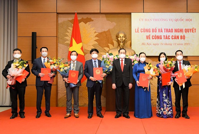 Phó Chủ tịch Thường trực Quốc hội Trần Thanh Mẫn trao Nghị quyết phê chuẩn, bổ nhiệm cho các cán bộ.