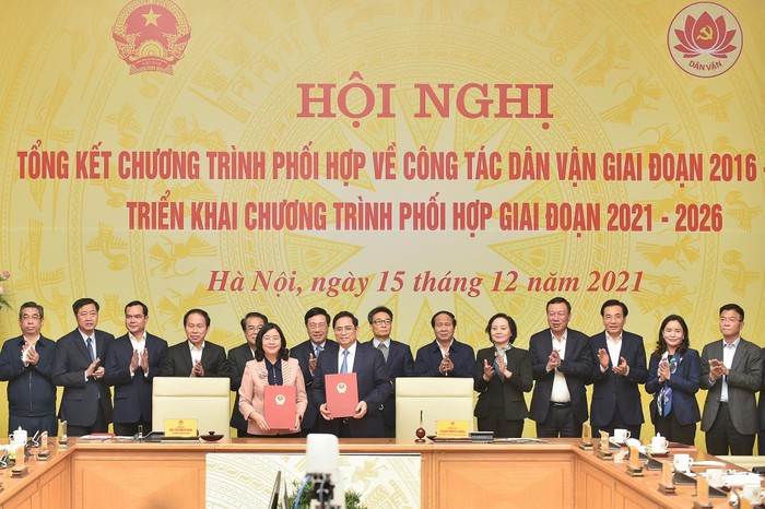 Tại hội nghị, Thủ tướng Phạm Minh Chính và Trưởng Ban Dân vận Trung ương Bùi Thị Minh Hoài đã ký kết chương trình phối hợp giữa Ban Cán sự Đảng Chính phủ và Ban Dân vận Trung ương về công tác dân vận giai đoạn 2021-2026. Ảnh: VGP/Nhật Bắc