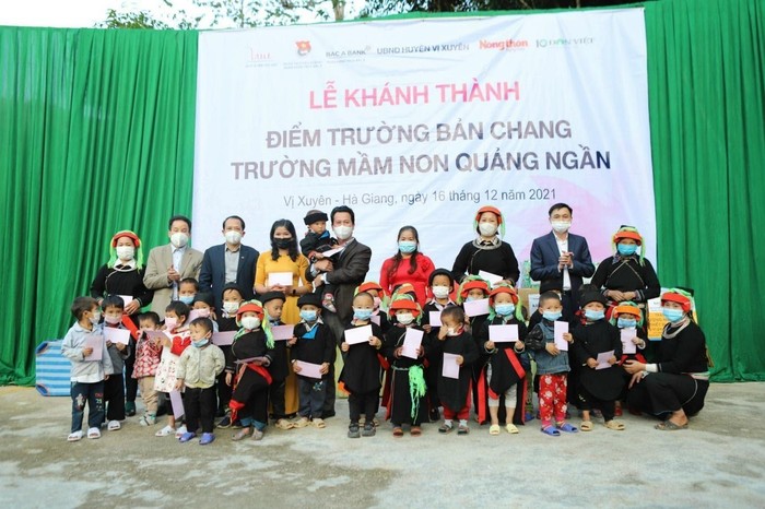 Ông Đặng Quốc Khánh, Bí thư Tỉnh ủy, cùng lãnh đạo tỉnh Hà Giang tặng quà cho toàn bộ học sinh điểm trường tại lễ khánh thành
