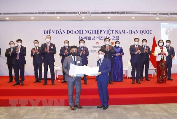 Chủ tịch Quốc hội Vương Đình Huệ và Chủ tịch Quốc hội Hàn Quốc Park Byeong-seug chứng kiến lễ trao giấy phép đầu tư. (Ảnh: Doãn Tấn/TTXVN)