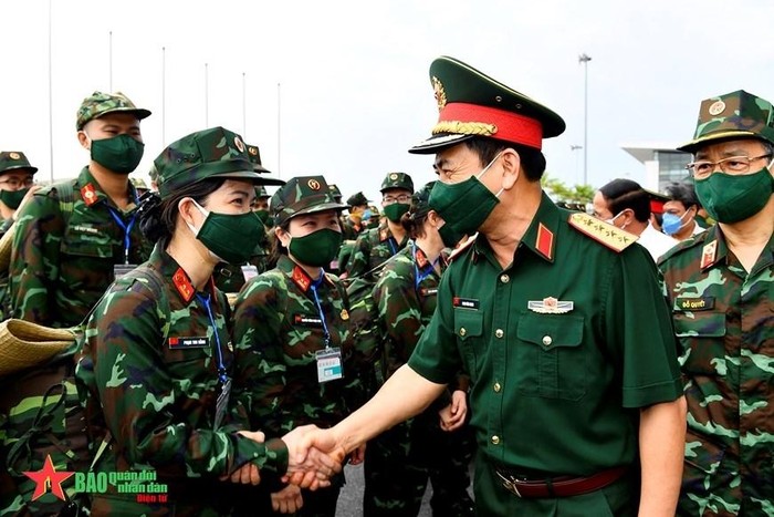 Đại tướng Phan Văn Giang, Ủy viên Bộ Chính trị, Phó bí thư Quân ủy Trung ương, Bộ trưởng Bộ Quốc phòng động viên các nữ bác sĩ quân y trước khi vào miền Nam chống dịch.
