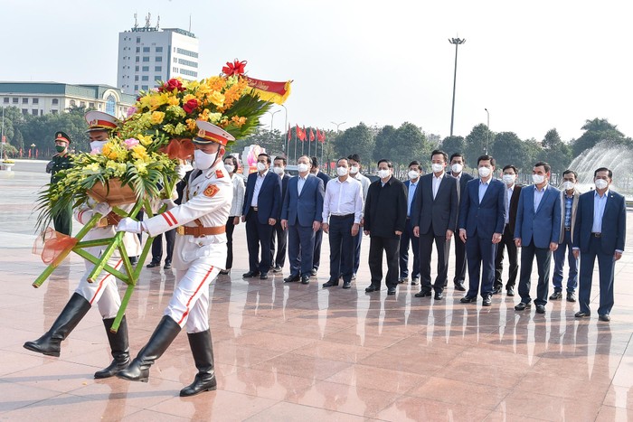 Thủ tướng và đoàn công tác dâng hoa tưởng niệm tại tượng đài Tổng Bí thư Nguyễn Văn Linh - Ảnh: VGP/Nhật Bắc