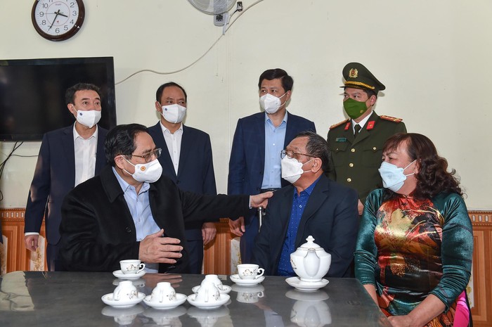 Thủ tướng thăm gia đình thương binh Đào Đức Sơn tại thị trấn Lương Bằng, huyện Kim Động, tỉnh Hưng Yên - Ảnh: VGP/Nhật Bắc