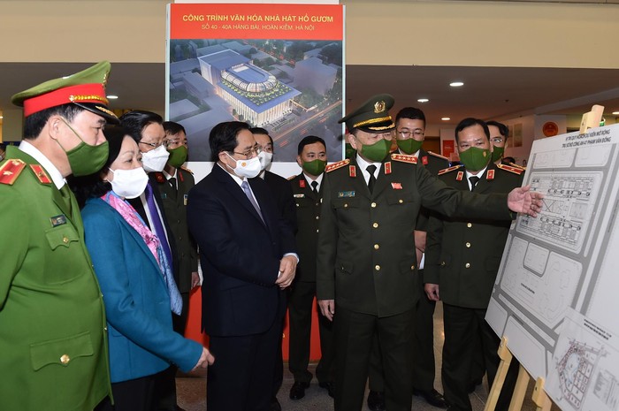 Thủ tướng Phạm Minh Chính và các đồng chí lãnh đạo Đảng, Nhà nước nghe Bộ trưởng Công an Tô Lâm giới thiệu về dự án công trình văn hóa Nhà hát Hồ Gươm - Ảnh: VGP/Nhật Bắc