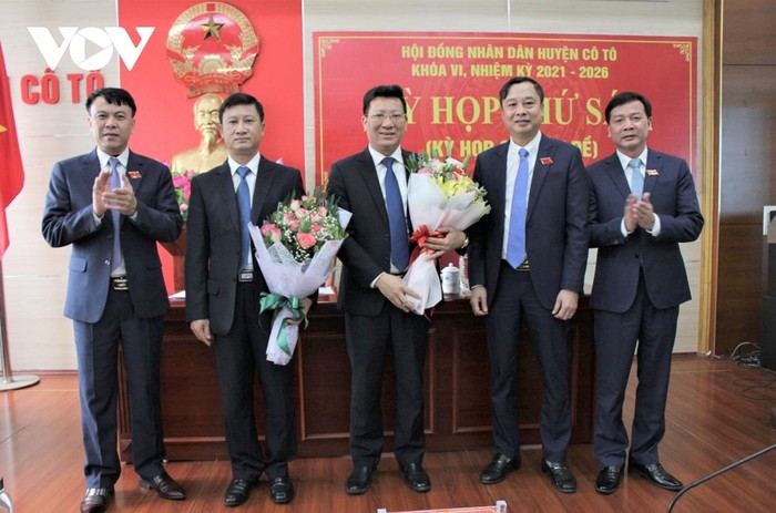 Ông Nguyễn Việt Dũng (giữa) được bầu giữ chức Chủ tịch Uỷ ban nhân dân huyện Cô Tô (Ảnh: Thu Báu)