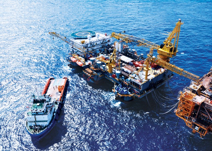 Các công trình dầu khí làm việc trên Biển Đông