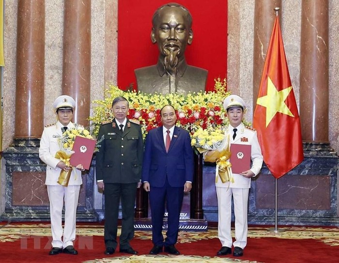 Chủ tịch nước Nguyễn Xuân Phúc, Đại tướng Tô Lâm chúc mừng Thứ trưởng Bộ Công an Trần Quốc Tỏ và và Lương Tam Quang được thăng cấp bậc hàm từ Trung tướng lên Thượng tướng. Ảnh: TTXVN