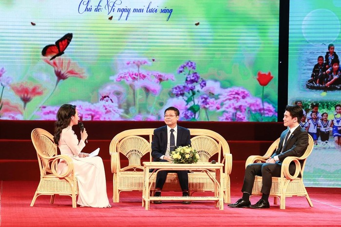 Tham dự tọa đàm giao lưu chương trình, Phó Tổng giám đốc Đỗ Quang Vinh (ngoài cùng bên phải) chia sẻ đối với SHB, đầu tư cho thế hệ trẻ chính là đầu tư tốt nhất cho tương lai, đất nước.