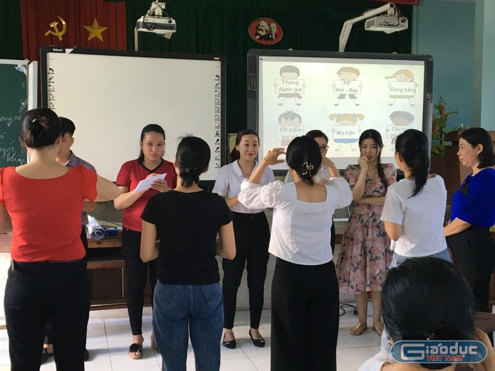 Một hoạt động trò chơi tại lớp bồi dưỡng trực tiếp giáo viên đại trà môn Lịch sử và Địa lí ở Thành phố Biên Hòa (Đồng Nai). (Ảnh: Đào Văn Khởi)