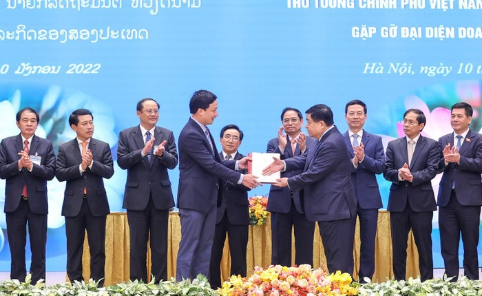 Thủ tướng Phạm Minh Chính và Thủ tướng Lào Phankham Viphavanh chứng kiến trao thoả thuận hợp tác đầu tư cho các doanh nghiệp. Ảnh: VGP/Nhật Bắc