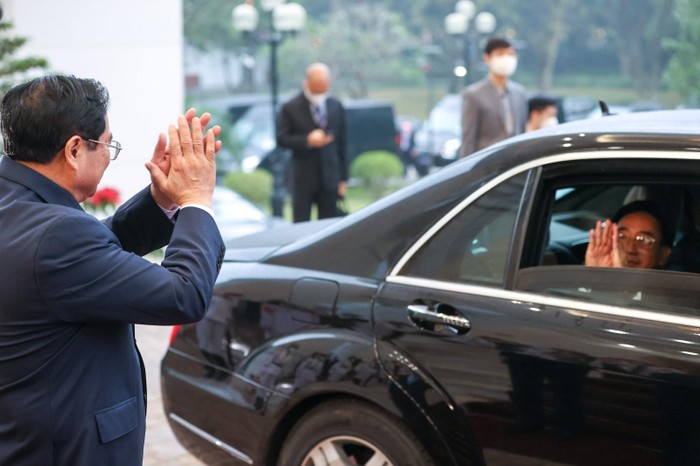 Thủ tướng Phạm Minh Chính tiễn Thủ tướng Lào Phankham Viphavanh rời trụ sở Chính phủ - Ảnh: VGP/Nhật Bắc