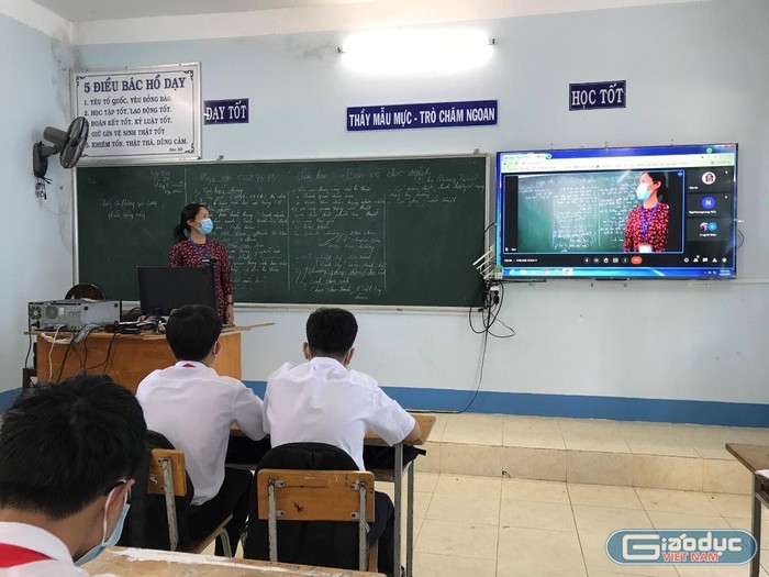 Cô Lưu Dung - giáo viên Ngữ văn Trường Trung học cơ sở Bưng Riềng đang dạy trực tuyến và trực tiếp. (Ảnh: Thư Bùi)
