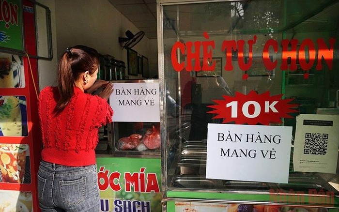 Các cửa hàng ăn uống tại các quận &quot;vùng cam&quot; của Hà Nội tiếp tục chỉ bán hàng mang về. Ảnh: Nhandan.vn