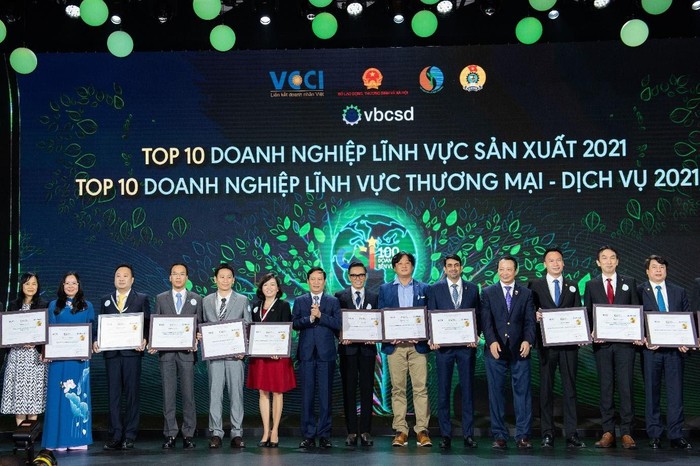 Đại diện FCV (thứ 8, từ trái qua) nhận giải tại lễ vinh danh các Top 10 doanh nghiệp phát triển bền vững từ những đóng góp cho cộng đồng