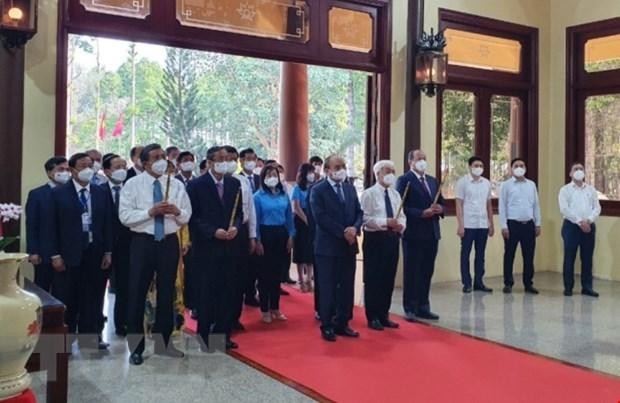 Chủ tịch nước Nguyễn Xuân Phúc cùng đoàn công tác dâng hương tưởng niệm Chủ tịch Tôn Đức Thắng. (Ảnh: TTXVN phát)