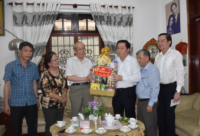Trưởng ban Tuyên giáo Trung ương Nguyễn Trọng Nghĩa trao quà chúc Tết Giáo sư Trần Hồng Quân (nguyên Bộ trưởng Bộ Giáo dục và Đào tạo)