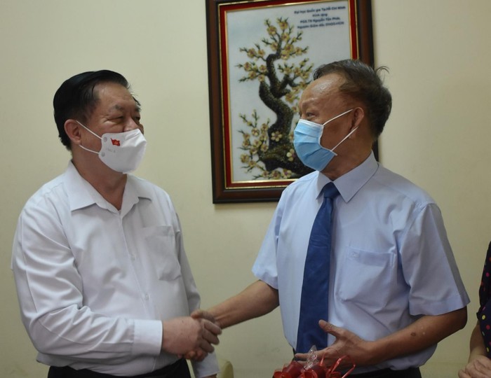 Trưởng ban Tuyên giáo Trung ương Nguyễn Trọng Nghĩa (trái) thăm hỏi Phó giáo sư Nguyễn Tấn Phát (nguyên Thứ trưởng Bộ Giáo dục và Đào tạo)