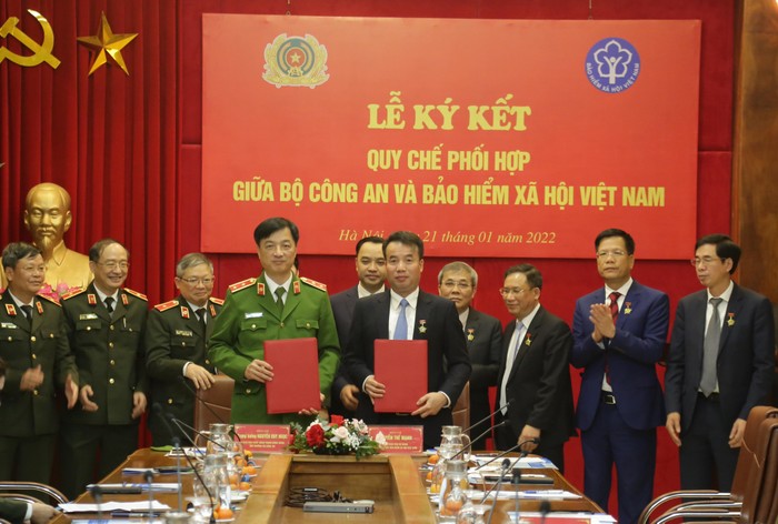 Thứ trưởng Nguyễn Duy Ngọc và Tổng Giám đốc Nguyễn Thế Mạnh ký kết Quy chế phối hợp giữa Bộ Công an và Bảo hiểm xã hội Việt Nam.