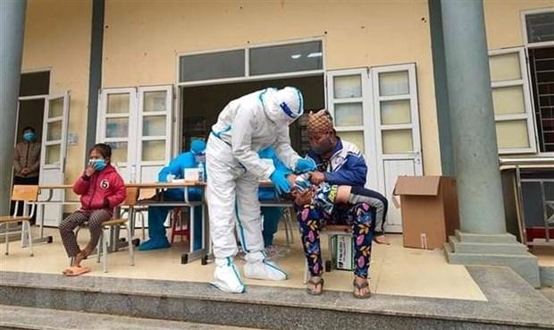 Nhân viên y tế tỉnh Thanh Hóa lấy mẫu xét nghiệm COVID-19 cho người dân. (Ảnh: Nguyễn Nam/TTXVN)