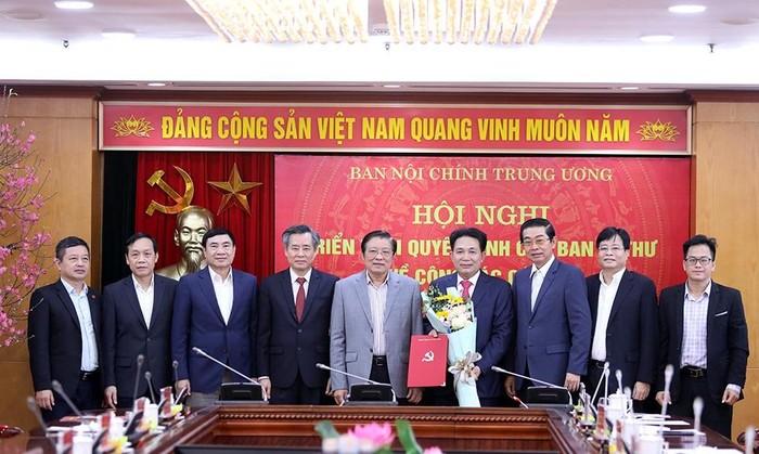 Các đồng chí lãnh đạo Ban Nội chính Trung ương và đại diện Ban Đảng Trung ương chúc mừng đồng chí Nguyễn Văn Yên