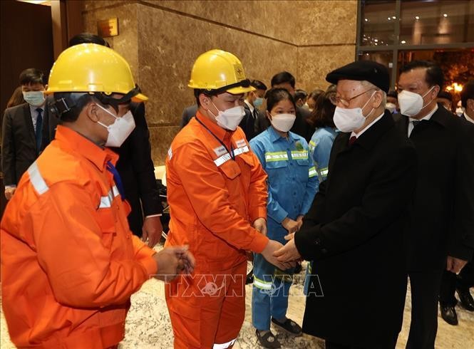 Tổng Bí thư Nguyễn Phú Trọng thăm hỏi, chúc Tết công nhân ngành điện. Ảnh: Trí Dũng/TTXVN