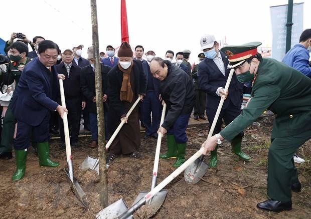 Chủ tịch nước Nguyễn Xuân Phúc tham gia Tết trồng cây tại Phú Thọ. (Ảnh: Thống Nhất/TTXVN)