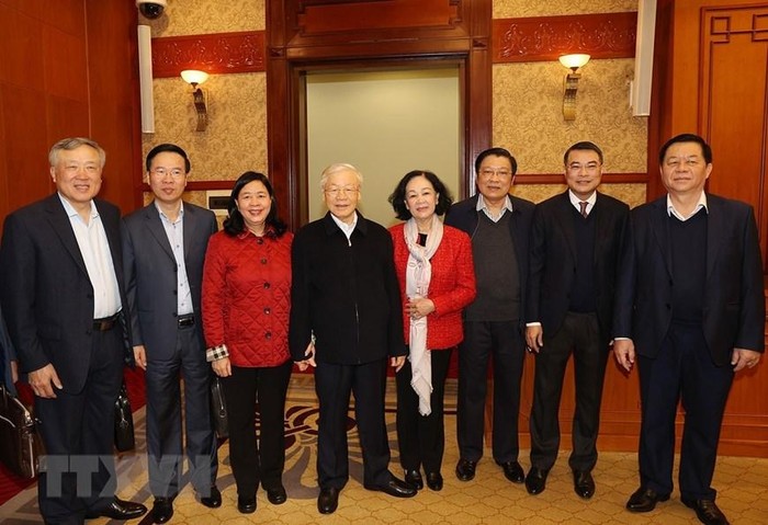 Hình ảnh Tổng Bí thư Nguyễn Phú Trọng và các Ủy viên Bộ Chính trị, Bí thư Trung ương Đảng đến dự cuộc họp. (Ảnh: Trí Dũng/TTXVN)