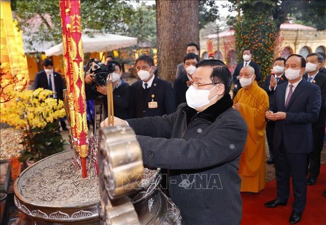 Chủ tịch Quốc hội Vương Đình Huệ dâng hương tại Điện Kính Thiên - Hoàng thành Thăng Long. Ảnh: Doãn Tấn/TTXVN