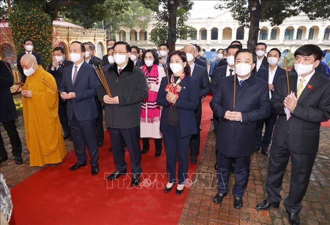 Chủ tịch Quốc hội Vương Đình Huệ và đại biểu dâng hương khai xuân tại Điện Kính Thiên - Hoàng Thành Thăng Long. Ảnh: Doãn Tấn/TTXVN