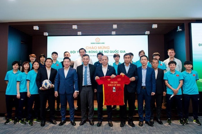 Huấn luyện viên trưởng đội tuyển bóng đá nữ Việt Nam Mai Đức Chung trao tặng đại diện Hưng Thịnh Land áo có chữ ký và quả bóng thi đấu của các thành viên đội tuyển bóng đá nữ