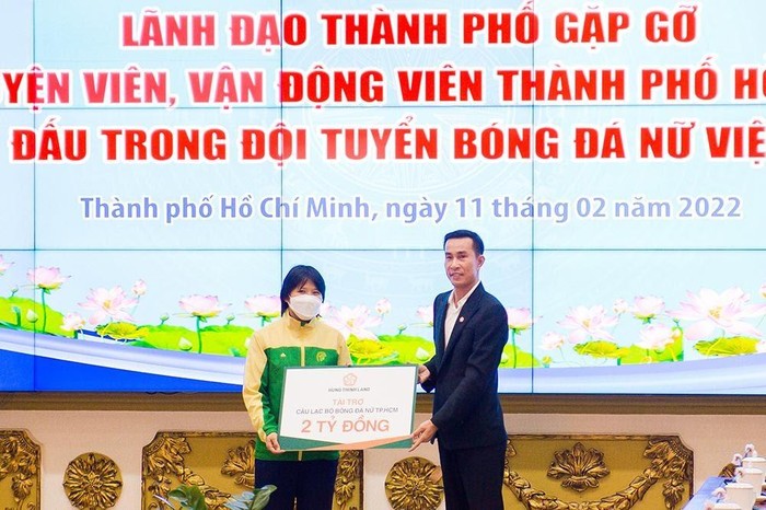 Ông Cao Minh Hiếu - Thành viên Hội đồng quản trị Tập đoàn Hưng Thịnh, kiêm Phó Tổng Giám đốc Hưng Thịnh Land trao tài trợ 2 tỷ đồng cho đại diện Câu lạc bộ bóng đá nữ Thành phố Hồ Chí Minh.