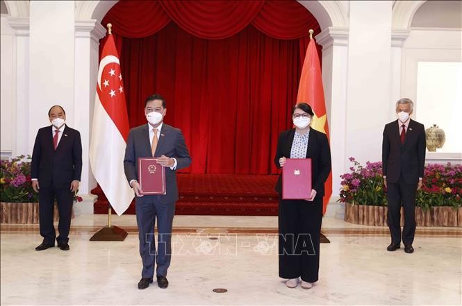 Chủ tịch nước Nguyễn Xuân Phúc với Thủ tướng Singapore Lý Hiển Long chứng kiến Lễ trao đổi thoả thuận hợp tác giữa 2 nước. Ảnh: Thống Nhất/TTXVN