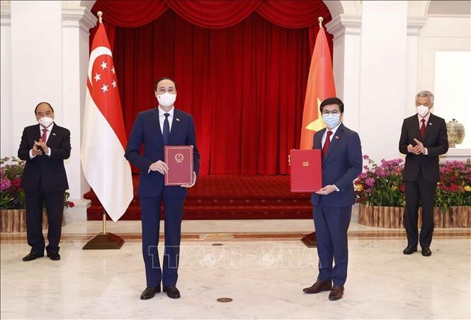 Chủ tịch nước Nguyễn Xuân Phúc với Thủ tướng Singapore Lý Hiển Long chứng kiến Lễ trao đổi thoả thuận hợp tác giữa 2 nước. Ảnh: Thống Nhất/TTXVN
