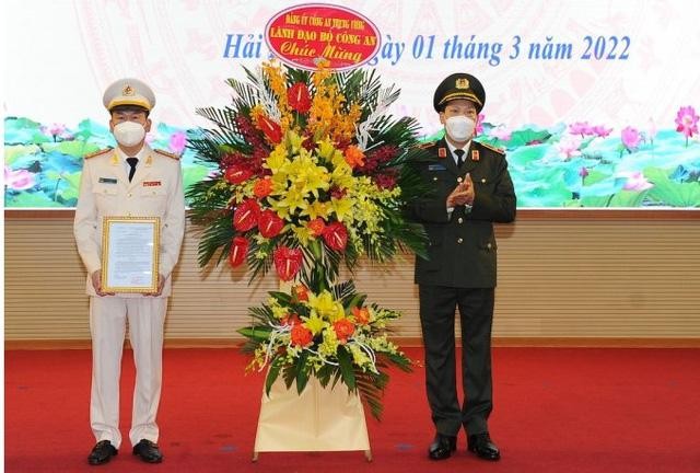 Thứ trưởng Bộ Công an Lê Văn Tuyến trao quyết định của Bộ trưởng Bộ Công an về việc điều động và bổ nhiệm Thượng tá Bùi Quang Bình giữ chức vụ Giám đốc Công an tỉnh Hải Dương.