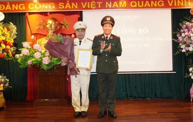 Thứ trưởng Lê Văn Tuyến trao quyết định và chúc mừng Đại tá Lê Minh Hà.