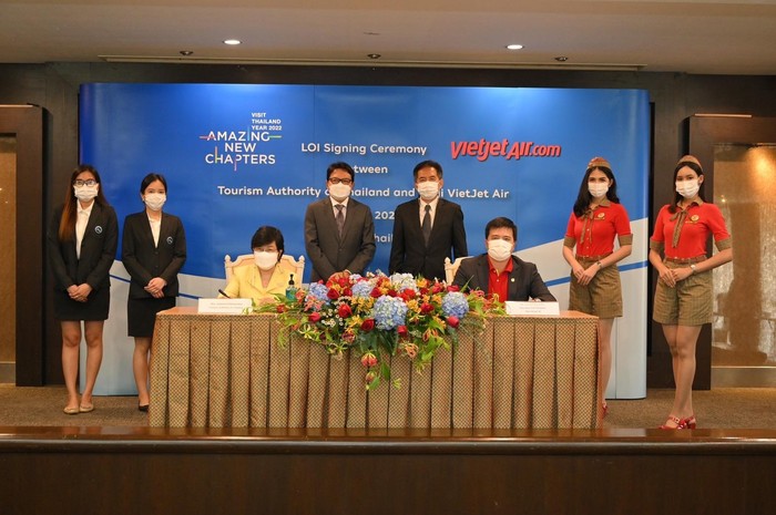 Đại diện lãnh đạo Vietjet Thái Lan và TAT cùng ký kết thoả thuận hợp tác chiến lược thúc đẩy phục hồi du lịch