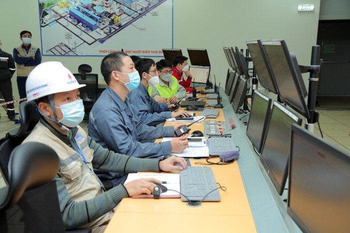 Cán bộ, chuyên gia làm việc tại Phòng điều khiển trung tâm Nhà máy Nhiệt điện Thái Bình 2