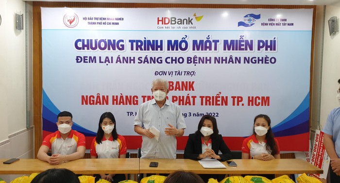 Ông Trần Thành Long, Chủ tịch Hội Bảo trợ Bệnh nhân nghèo TPHCM phát biểu tại buổi lễ