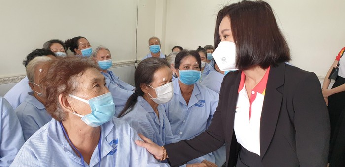 Bà Trần Thu Hương, Giám đốc Khối Vận hành Ngân hàng HDBank thăm hỏi bệnh nhân tại Bệnh viện Mắt Tây Nam