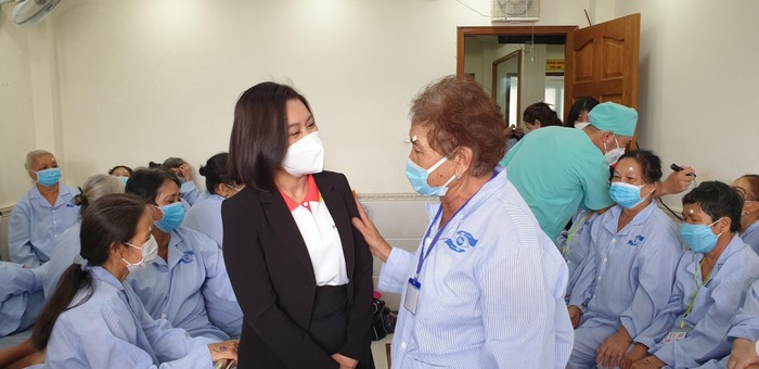 Bệnh nhân Bệnh viện Mắt Tây Nam chia sẻ cùng bà Trần Thu Hương, Giám đốc Khối Vận hành Ngân hàng HDBank