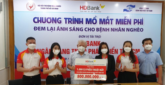 Bà Trần Thu Hương, Giám đốc Khối Vận hành Ngân hàng HDBank trao kinh phí 1.000 ca phẫu thuật mắt cho ông Trần Thành Long, Chủ tịch Hội Bảo trợ Bệnh nhân nghèo TPHCM