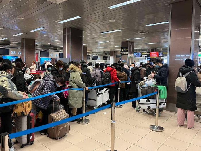 Người dân xếp hàng lên chuyến bay giải cứu tại sân bay Bucharest, Rumani