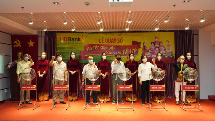 Ngày 11/3, HDBank đã tổ chức quay số lồng cầu và tìm ra 8 chủ nhân của các giải thưởng hấp dẫn trong chương trình “Vui Tết sum vầy – Đong đầy tiền tỷ”