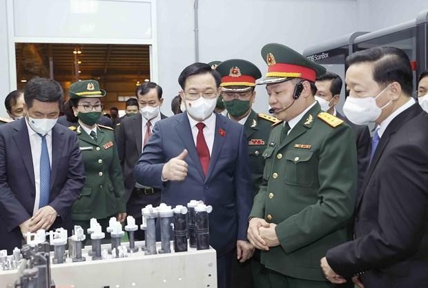 Chủ tịch Quốc hội Vương Đình Huệ tham quan dây chuyền sản xuất nhà máy Z111. (Ảnh: Doãn Tấn/TTXVN)